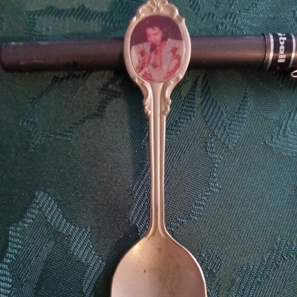Vintage lot of Elvis Presley memorabilia (ring, pin and souvenir spoon) - Picture 5 of 6